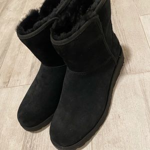 Brand NWT Woman’s classic ugg mini boot size 7.5. Black fur inside.